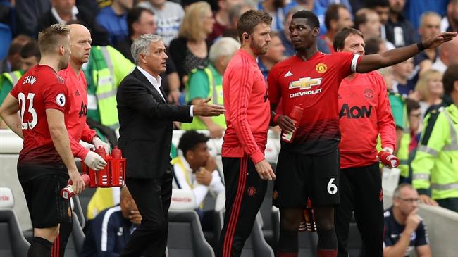 ep jose mourinhopaul pogba discutenemanchester united