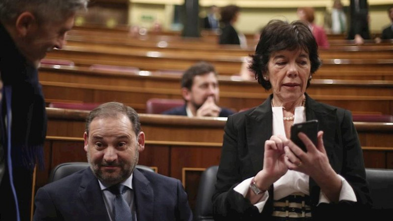 La ministra de Educación y Formación Profesional, Isabel Celaá, junto al ministro de Transportes, José Luis Ábalos, el pasado mes de febrero en el Congreso. | Eduardo Parra - Europa Press - Archivo ep la ministra de educacion y formacion profesional isabel celaa junto al ministro de transportes
