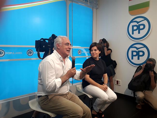 La precandidata del PP Soraya Sáenz de Santamaria con el presidente Ceniceros | EUROPA PRESS ep la precandidatapp soraya saenzsantamariapresidente ceniceros