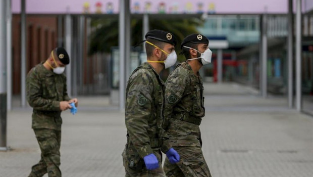 ep militares del ejercito en las inmediaciones del hospital de campana de ifema