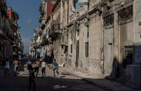 ep ninos jugando en una calle de la habana