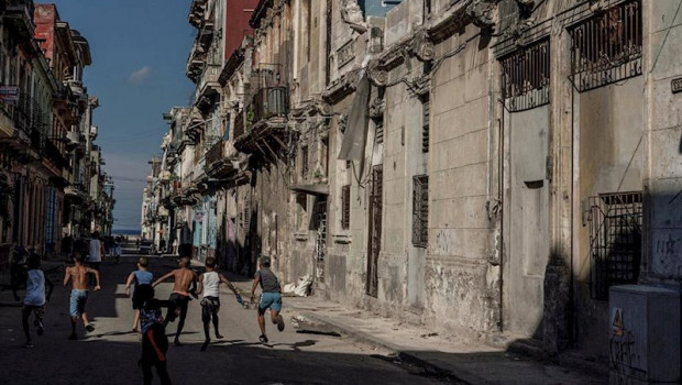 ep ninos jugando en una calle de la habana
