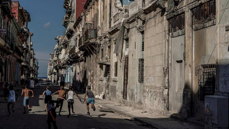 ep ninos jugando en una calle de la habana
