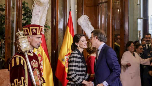 ep pilar llop y alberto nunez feijoo se saludan en el acto de conmemoracion del dia de la