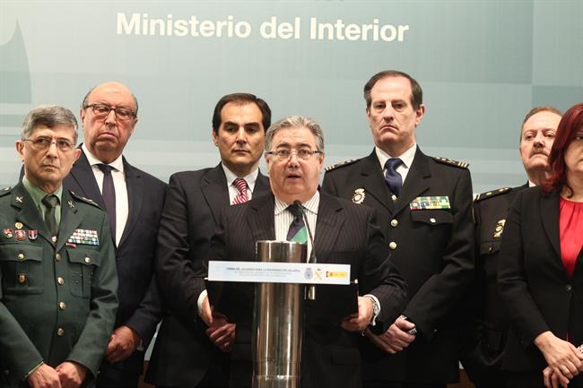Rueda de prensa de Zoido tras la firma del acuerdo sobre equiparación salarial | EUROPA PRESS ep ruedaprensazoidola firmaacuerdoequiparacion salarial