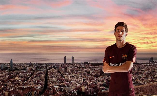 Sergi Roberto posa con la tercera equipación del FC Barcelona de 2017-18 | NIKE ep sergi roberto posala tercera equipacionfc barcelona2017-18