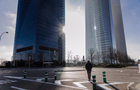 ep un hombre camina hacia las torres de la castellana a 1 de enero de 2024 en madrid espana