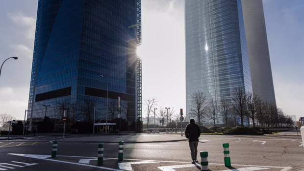 ep un hombre camina hacia las torres de la castellana a 1 de enero de 2024 en madrid espana