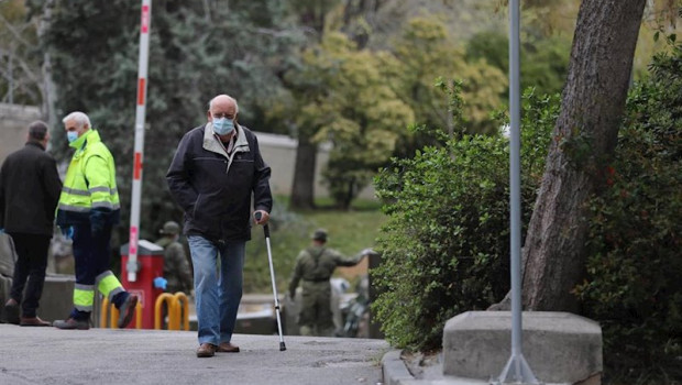 ep un hombre con muleta y mascarilla pasa junto al area donde soldados del mando de ingenieros de