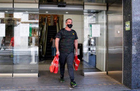 ep un hombre sale con varias bolsas de un centro comercial