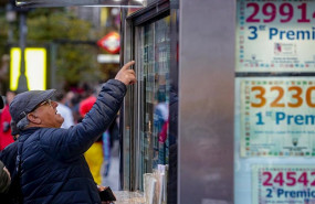 ep un hombre senala el decimo de loteria de navidad que quiere comprar en una administracion en la