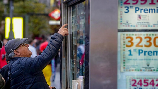 ep un hombre senala el decimo de loteria de navidad que quiere comprar en una administracion en la