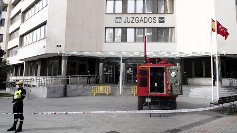 Un militar de la UME vigila fuera de los juzgados ordinarios de Plaza Castilla y de Familia | Eduardo Parra - Europa Press ep un militar de la ume vigila fuera de los juzgados ordinarios de plaza castilla y de familia