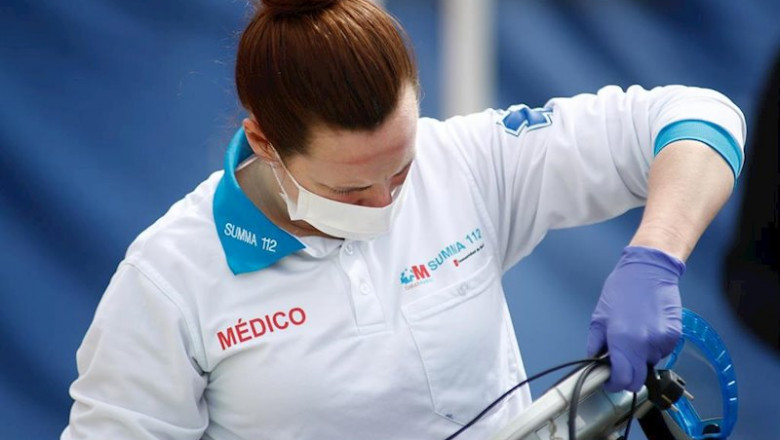ep una medica protegida con mascarilla que forma parte del equipo de uvi movil en un hospital de ep una medica protegida con mascarilla que forma parte del equipo de uvi movil en un hospital de