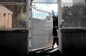 ep una nina entra por la puerta del colegio donde una escolar que actualmente se encuentra