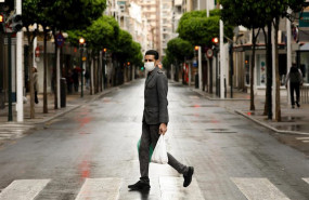 ep una persona con mascarilla recorre la calle alejandro seiquer vacia durante el estado de alarma