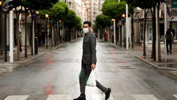 ep una persona con mascarilla recorre la calle alejandro seiquer vacia durante el estado de alarma