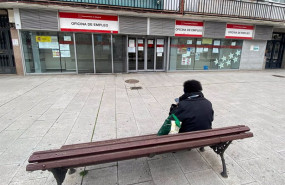 ep una persona espera en las inmediaciones de una oficina de empleo 20210310140522 ep una persona espera en las inmediaciones de una oficina de empleo 20210310140522