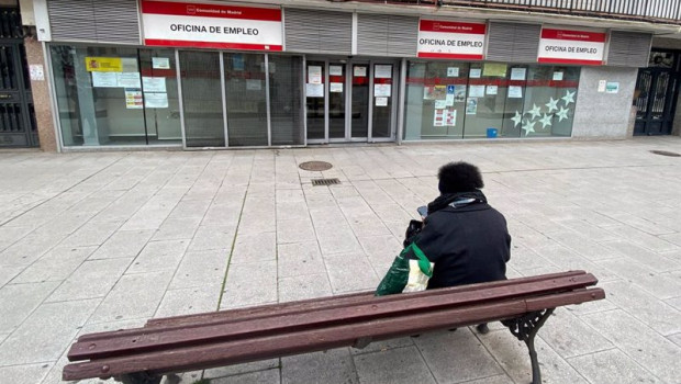 ep una persona espera en las inmediaciones de una oficina de empleo 20210310140522