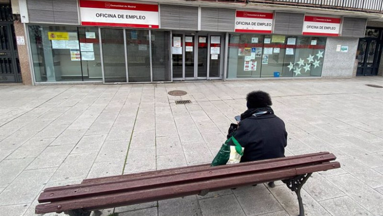 ep una persona espera en las inmediaciones de una oficina de empleo 20210310140522
