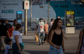 ep varias personas caminan por barcelona catalunya espana