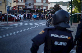 ep varias personas protestan ante la policia nacional durante la manifestacion celebrada en el