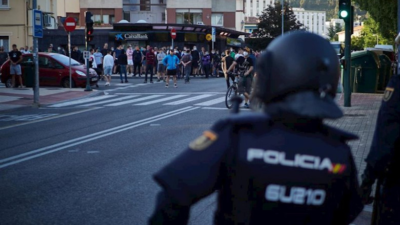 ep varias personas protestan ante la policia nacional durante la manifestacion celebrada en el