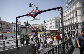 ep varias personas salen de la boca del metro de la estacion de sol
