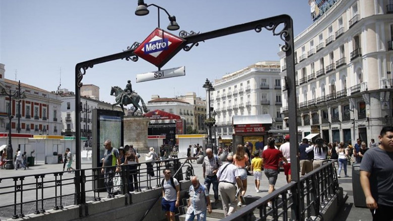 Varias personas salen de la boca del metro de la estación de Sol. | Eduardo Parra - Europa Press - Archivo ep varias personas salen de la boca del metro de la estacion de sol