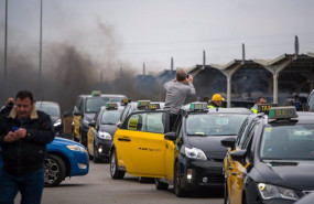 ep varios taxis en una marcha lenta de taxistas en la t1 del aeropuerto de el prat de barcelona a 23