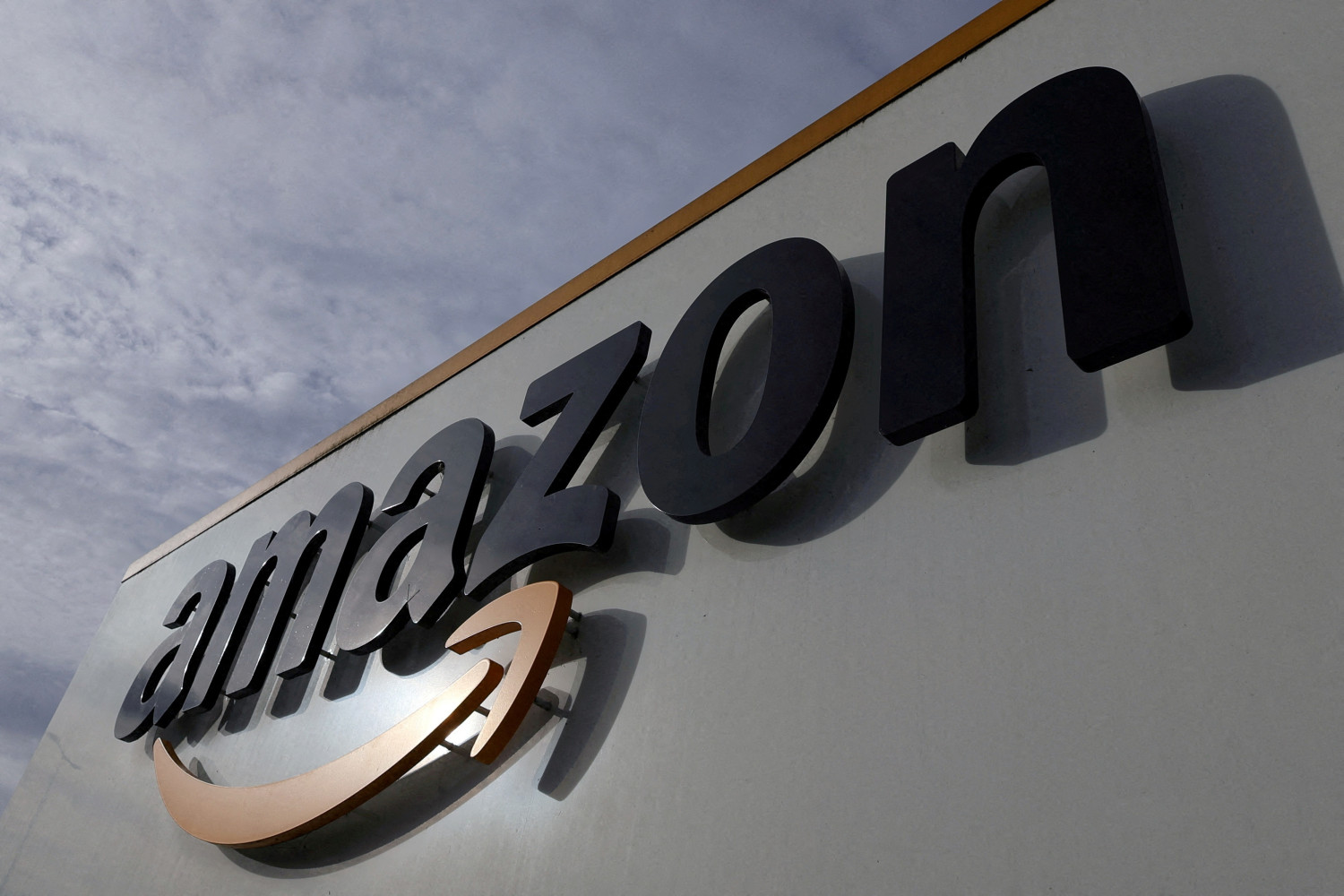 le logo amazon devant un centre logistique 