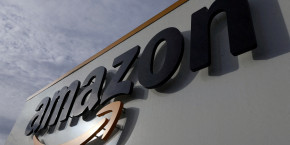 le logo amazon devant un centre logistique 