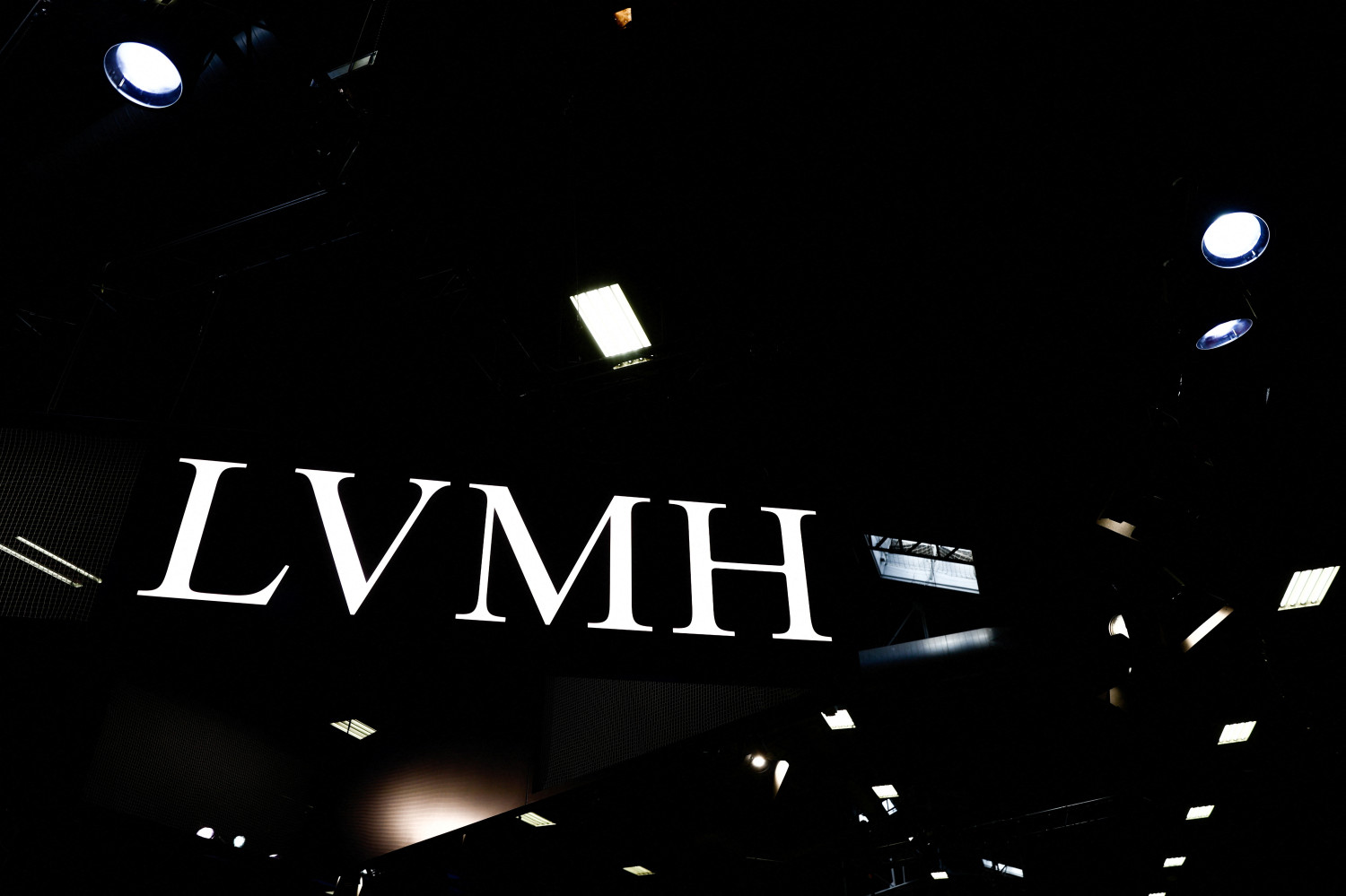 le logo de lvmh au parc des expositions de la porte de versailles a paris 