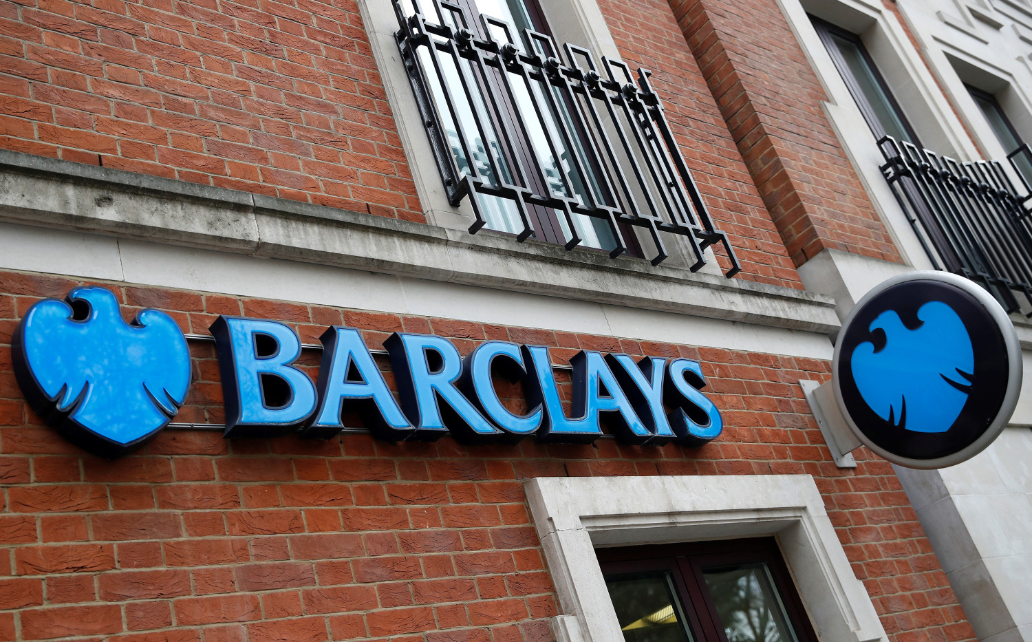 on voit une succursale de la banque barclays a londres 