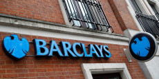 on voit une succursale de la banque barclays a londres 