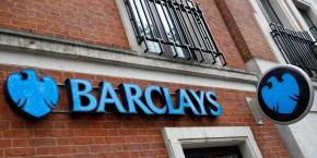 on voit une succursale de la banque barclays a londres 