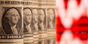 photo d illustration montrant des billets de banque americains d un dollar devant un graphique boursier 20221230092315 