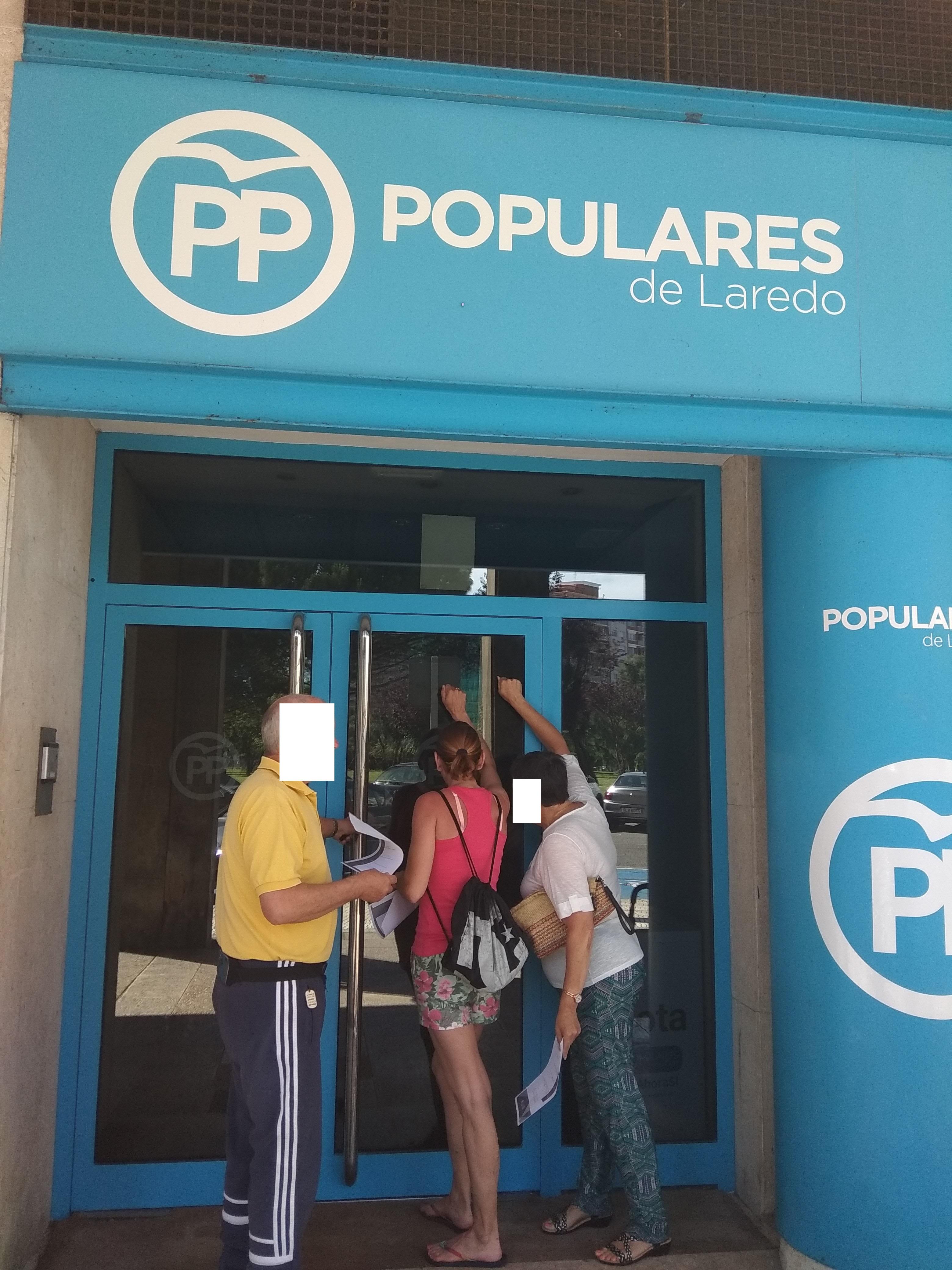 Afiliados ante la puerta cerrada del PP de Laredo | CEDIDA ep afiliadosla puerta cerradapplaredo