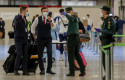 ep agentes de la guardia civil ayudan a viajeros en la terminal 4 del aeropuerto de madrid en el dia
