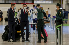 ep agentes de la guardia civil ayudan a viajeros en la terminal 4 del aeropuerto de madrid en el dia ep agentes de la guardia civil ayudan a viajeros en la terminal 4 del aeropuerto de madrid en el dia