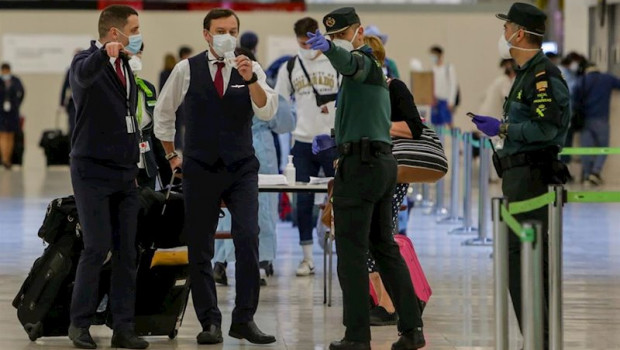 ep agentes de la guardia civil ayudan a viajeros en la terminal 4 del aeropuerto de madrid en el dia