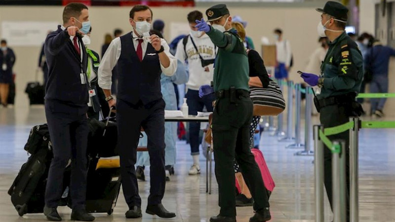 Agentes de la Guardia Civil en la terminal. | Ricardo Rubio - Europa Press ep agentes de la guardia civil ayudan a viajeros en la terminal 4 del aeropuerto de madrid en el dia