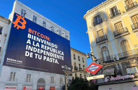ep archivo   bit2me despliega un cartel en la puerta del sol de madrid