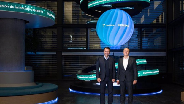 ep archivo   de izquierda a derecha el director general de digital industries de siemens para espana