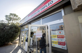 ep archivo   dos personas entrando en una oficina de empleo
