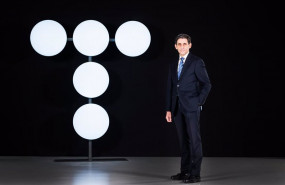 ep archivo el presidente de telefonica jose maria alvarez pallete posa junto al logo de la ep archivo el presidente de telefonica jose maria alvarez pallete posa junto al logo de la