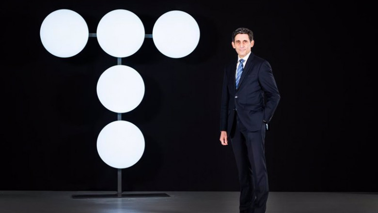 ep archivo el presidente de telefonica jose maria alvarez pallete posa junto al logo de la ep archivo el presidente de telefonica jose maria alvarez pallete posa junto al logo de la