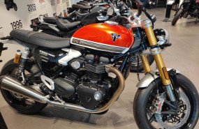 ep archivo   motocicleta nueva expuesta en un concesionario