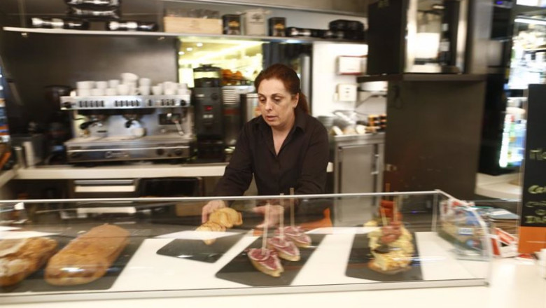 EUROPA PRESS - Archivo ep archivo trabajador trabajando camarero bar autonomo consumo tapas cafeteria precios ipc empleo