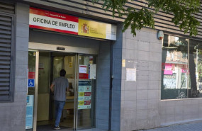 ep archivo   un hombre entra en una oficina de empleo
